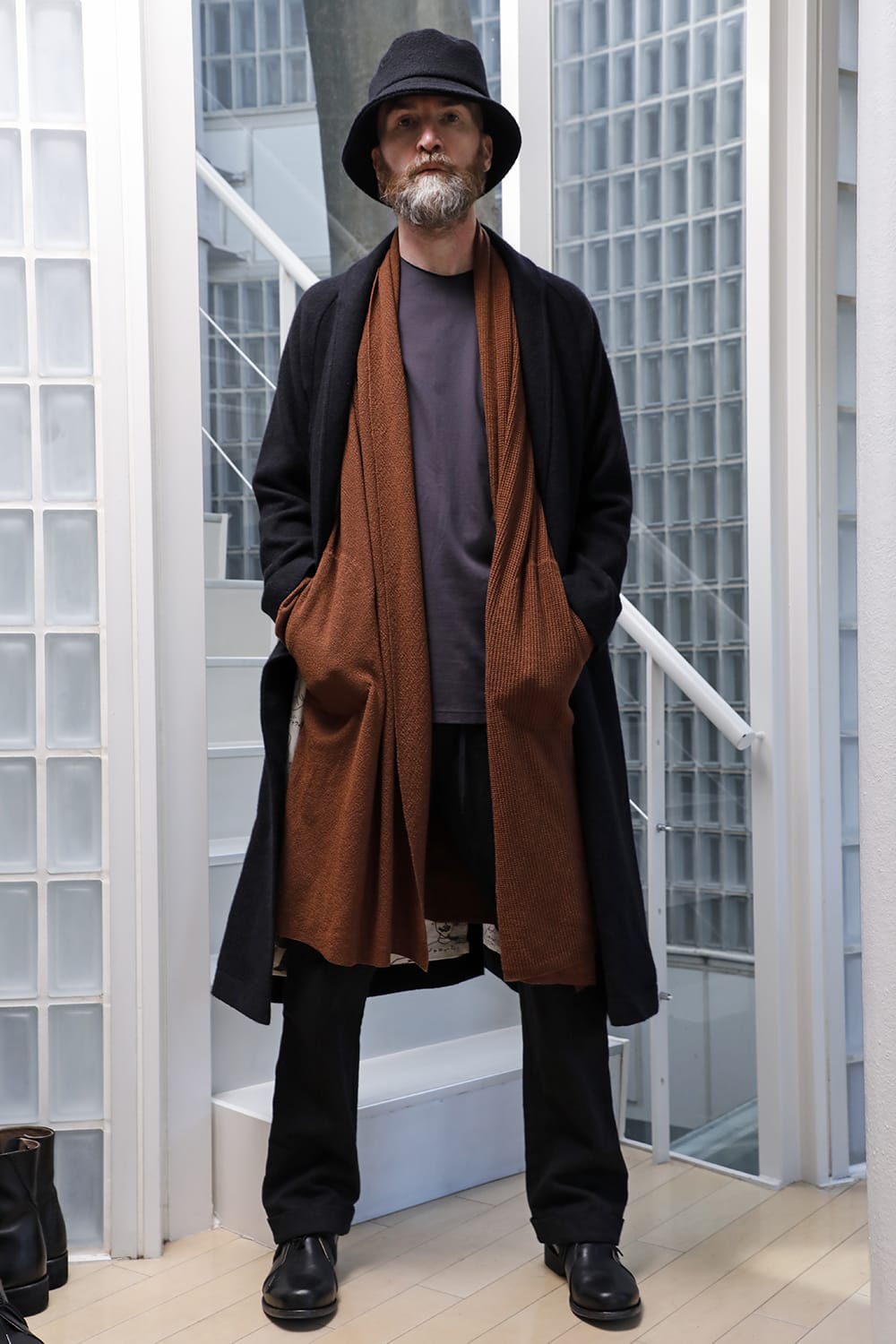 DEVOA 22-23AW styling - Long cardigan and coat layered with beautifully colored camel. CTI-SSG Shawl collar coat brushed cashgora KTS-SKM-Camel Long cardigan merino wool Camel CSC-SR3-Purple-Gray Long sleeve 100/3 suvin cotton jersey Purple Gray PTN-SOK-Black Skater pants cotton / linen Black FW-CTN Leather Shoes GUIDI Calf  3-001