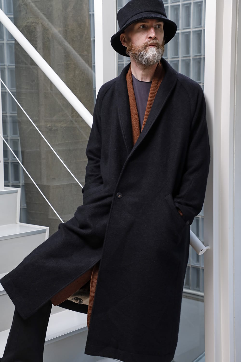 DEVOA 22-23AW Layered styling with a long cardigan - CTI-SSG Shawl collar coat brushed cashgora KTS-SKM-Camel Long cardigan merino wool Camel CSC-SR3-Purple-Gray Long sleeve 100/3 suvin cotton jersey Purple Gray PTN-SOK-Black Skater pants cotton / linen Black FW-CTN Leather Shoes GUIDI Calf  3-003