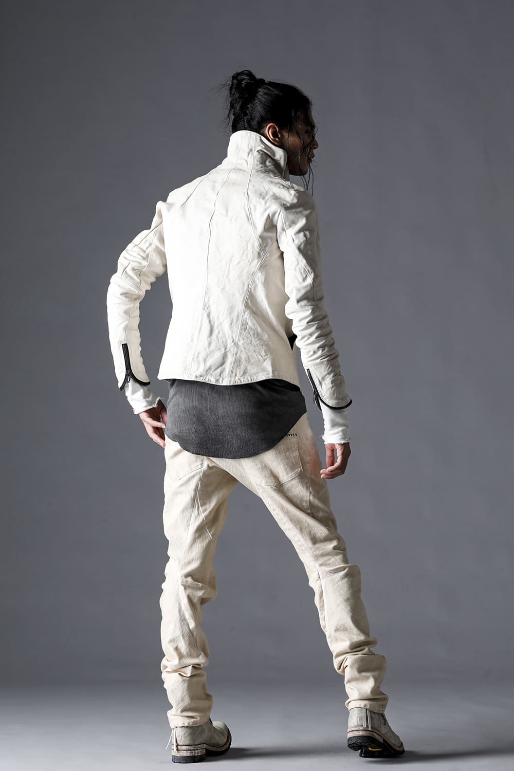 D.HYGEN(ディーハイゲン) 23SS(春夏) ST105-0223S-Bone-White ホースレザーハイネックレザージャケット ボーンホワイト ST107-0123S-Dusty-White ハイパーストレッチコットンデニムオーバーロックツイストカーブスリムパンツ ダスティーホワイト 1-003