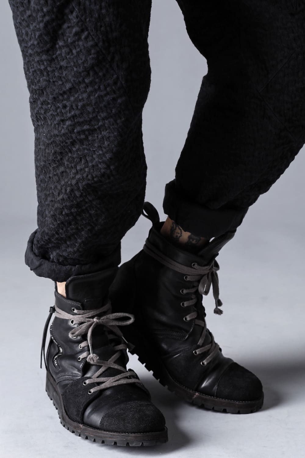 D.HYGEN(ディーハイゲン) 22-23AW(秋冬) ST107-0322A Scabジャガードストレッチコットンデニムテーパードクロップドパンツ 2-004