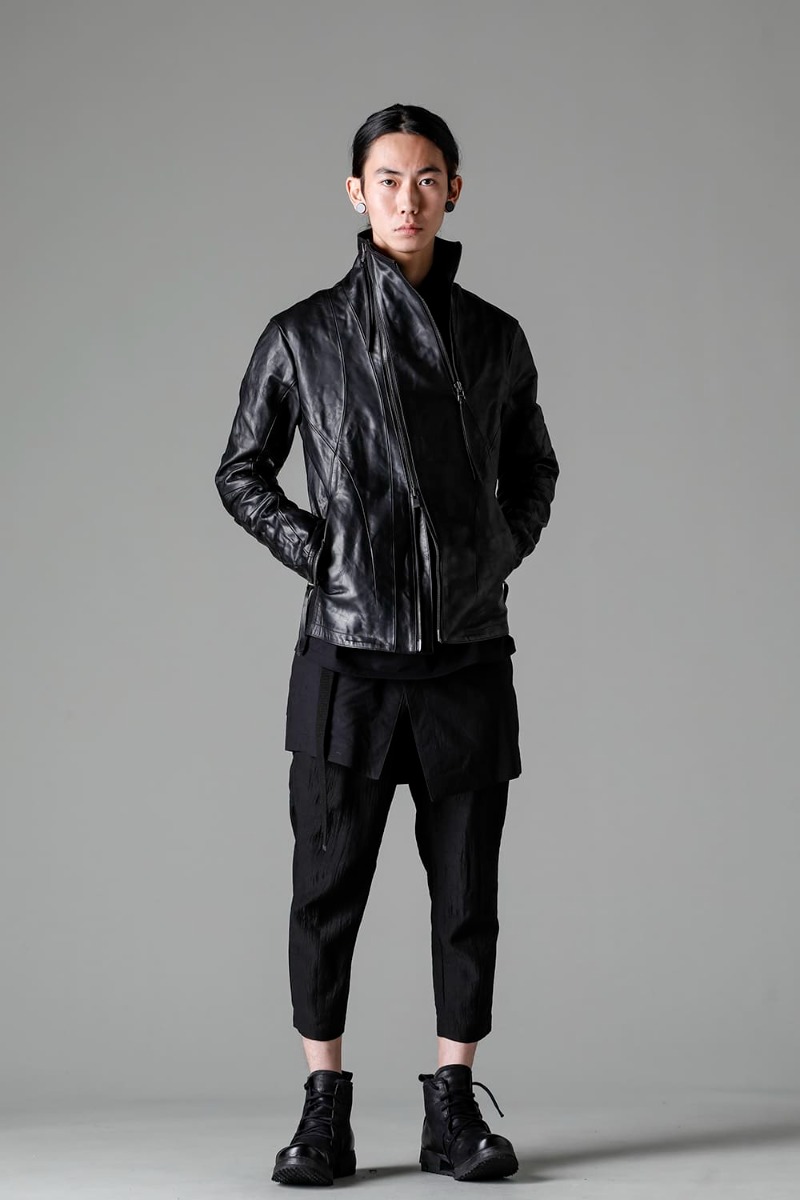 D.HYGEN(ディーハイゲン) 23SS(春夏) ST105-0223S-Black ホースレザーハイネックレザージャケット ブラック ST107-0923S-Black サマーウール×キュプラワッシャーローンラップエプロンタックテーパードクロップドパンツ ブラック 3-001