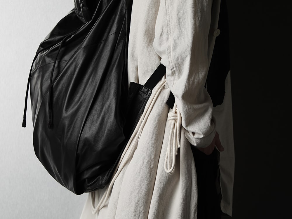 JULIUS 20SS Plaster & Black Different material styling - 4-003