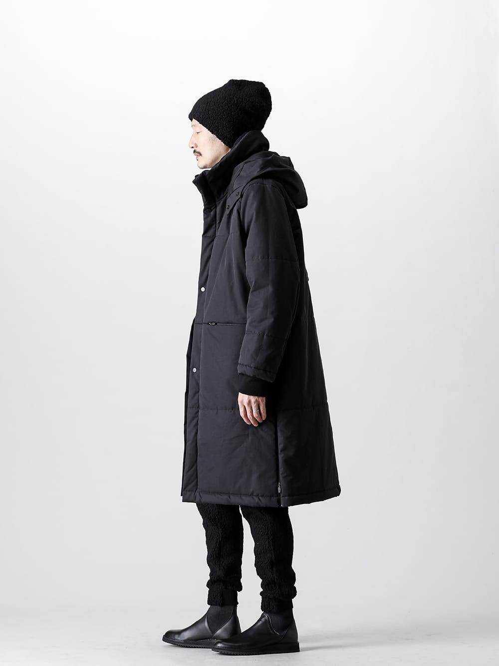 NOMEN NESCIO - ノーメンネスキオ 防寒性確かなコートを柔らかなふわふわとしたビジュアルが特徴のニットパンツで合わせました - 全身