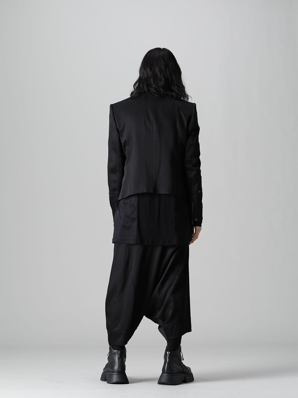 Now in stock is the 5th delivery from the spring/summer collection of JULIUS 2022. Both in-store and online available now - Whole body back This tailored jacket has a unique pattern that creates a texture unique to satin fabric. - 777JAM2-black(Satin jacquard Edge Tailored jacket Black) - 1-003