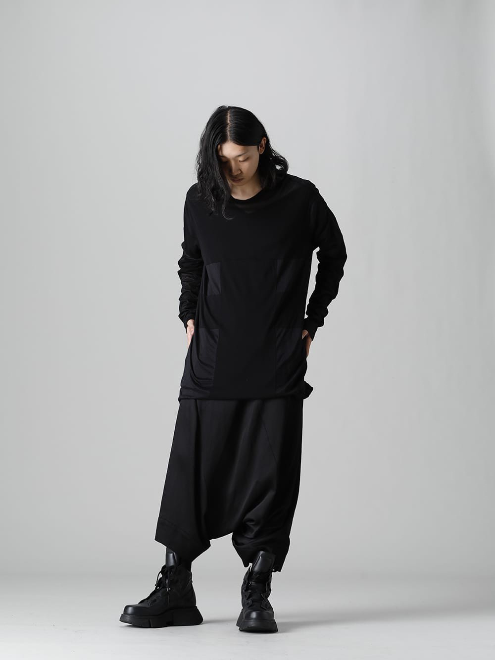 Now in stock is the 5th delivery from the spring/summer collection of JULIUS 2022. Both in-store and online available now - Whole body front A cut sew that you can enjoy layering with a see-through and cool impression. - 777CUM4(Cotton Sheer Jersey L/S Cutsewn) - 1-014
