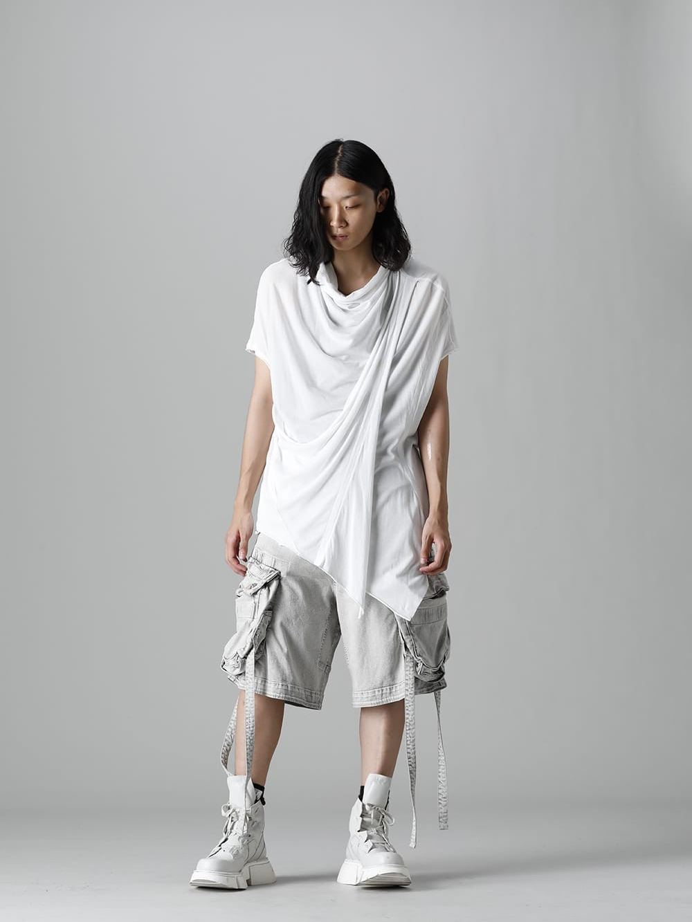 Now in stock is the 5th delivery from the spring/summer collection of JULIUS 2022. Both in-store and online available now - Whole body front A cut sew with a beautiful drape and asymmetrical cutting that is typical of Julius. - 777CUM23-Off-White(Cotton Cupro Jersey Drape Neck Cutsewn Off White) - 1-021