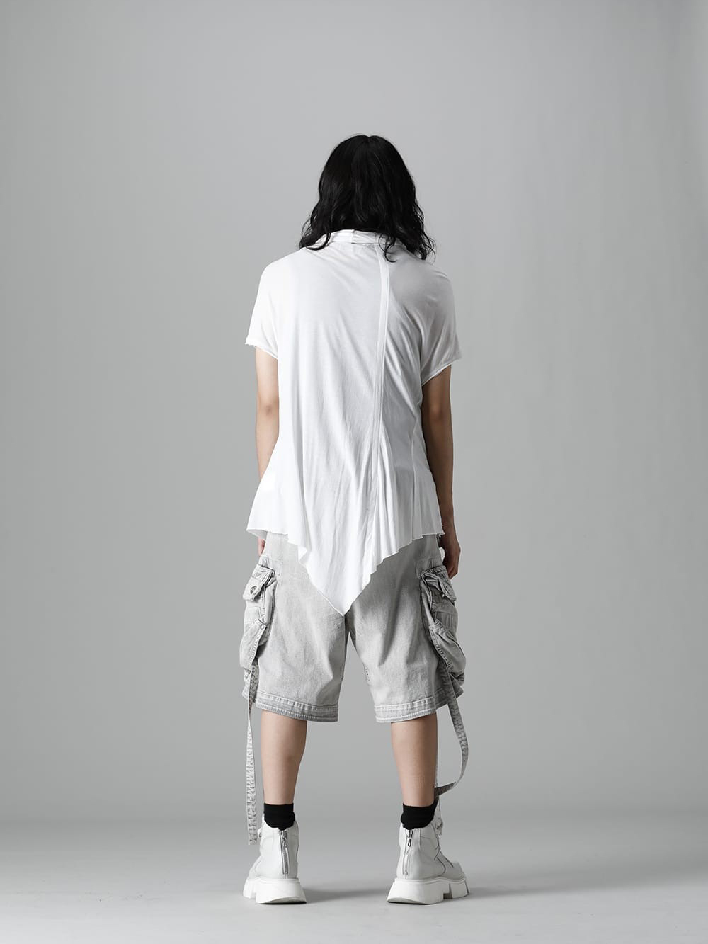 Now in stock is the 5th delivery from the spring/summer collection of JULIUS 2022. Both in-store and online available now - Whole body back A cut sew with a beautiful drape and asymmetrical cutting that is typical of Julius. - 777CUM23-Off-White(Cotton Cupro Jersey Drape Neck Cutsewn Off White) - 1-022