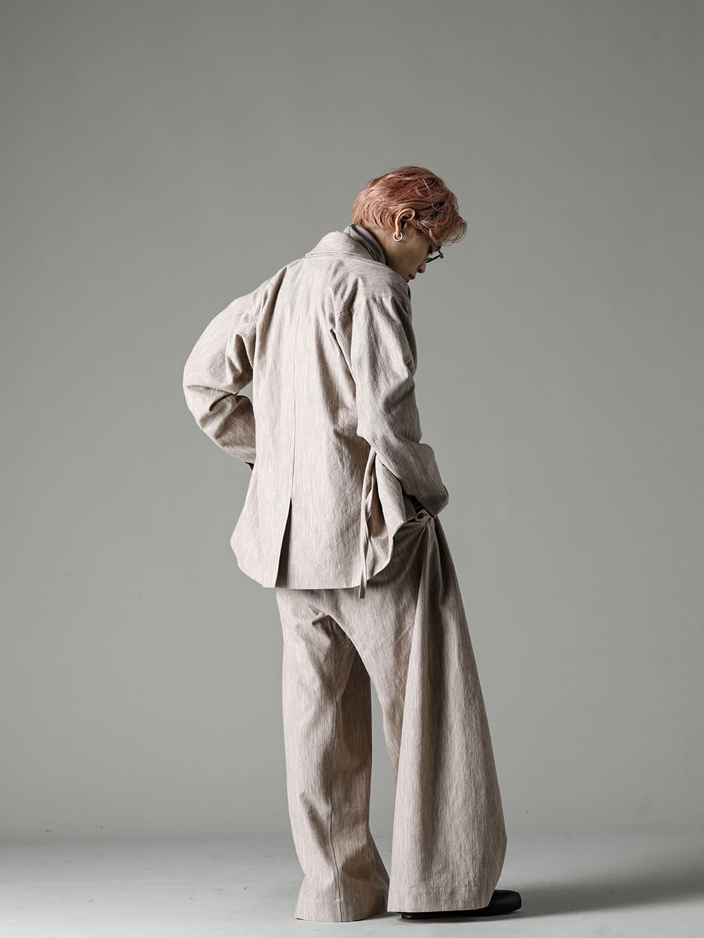 JAN-JAN VAN ESSCHE Oriental set-up style to match the autumn leaves - full body