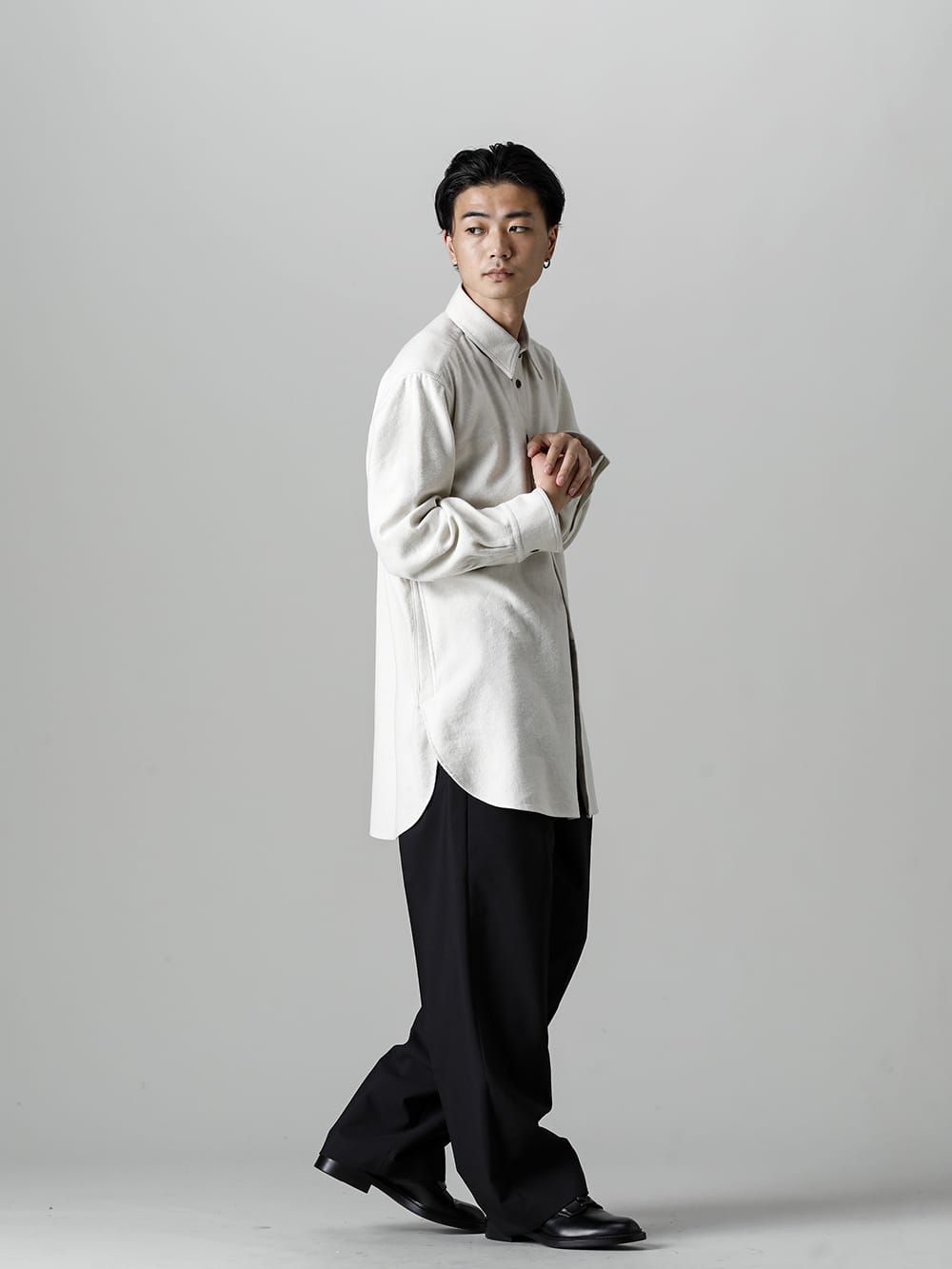 IRENISA 22-23AW Styling A mid-length shirt style in Ivory color that looks great in winter! - IH-22FW-B014-IC-Middle Length Shirt Ivory - IH-22FW-P018-MSP-Two Tucks Wide Pants Black - IH-22SS-S001-RC-Leather Shoes 1-001