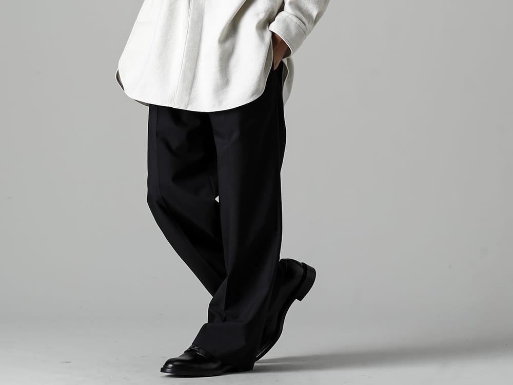 IRENISA 22-23AW Styling - A mid-length shirt style in Ivory color that looks great in winter! Original wool linen cashmere material with a soft and fluffy raised feel! IH-22FW-P018-MSP-Two Tucks Wide Pants Black - IH-22SS-S001-RC-Leather Shoes 3-001