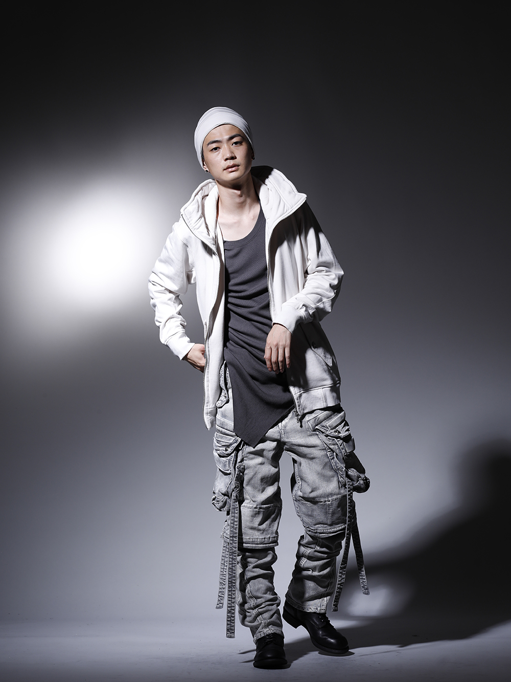 JULIUS 2022-23AW スタイリング The wide silhouette with plaster color as the main color gives the style a strong military color and a decadent impression. - A style with a decadent atmosphere and coloring - 799CUM21-Plaster(Front Zip Sweat Hoodie Plaster) 799CUM25-Charcoal(Rib Asymmetry Cutsewn Charcoal) 799PAM24-PL(10.5oz Stretch Denim Gas Mask Wide Pants Plaster) 799ACU10-Plaster(Jersey Hair Band Plaster) 799FWM5(Cow Leather Lace Up Long Boots) - 1-001