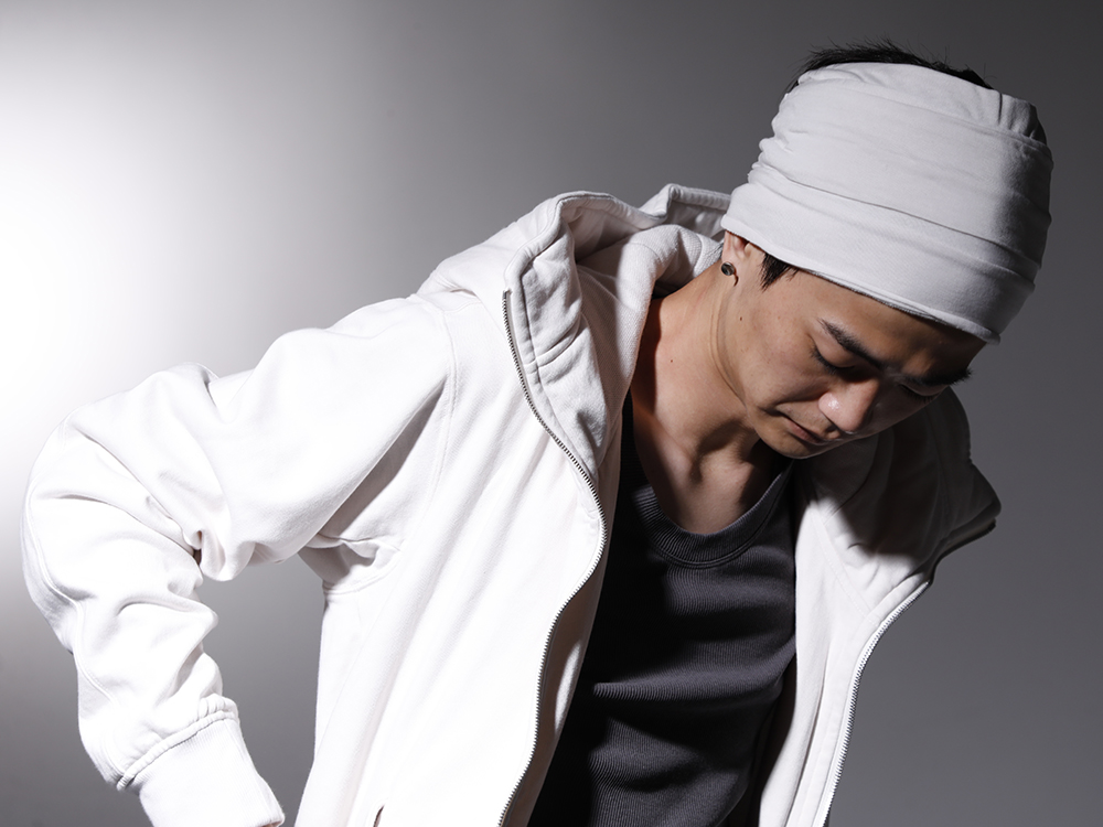 JULIUS 2022-23AW - A Popular hoodie that has been developed as a standard item - 799CUM21-Plaster(Front Zip Sweat Hoodie Plaster) 799CUM25-Charcoal(Rib Asymmetry Cutsewn Charcoal) 799ACU10-Plaster(Jersey Hair Band Plaster) - 2-004