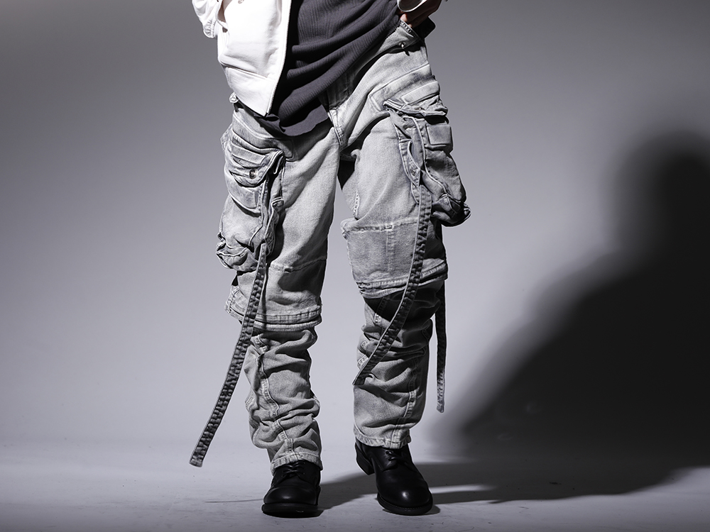 JULIUS 2022-23AW - Gas mask pants with a wide silhouette that make an impact - 799PAM24-PL(10.5oz Stretch Denim Gas Mask Wide Pants Plaster) 799FWM5(Cow Leather Lace Up Long Boots) - 3-001