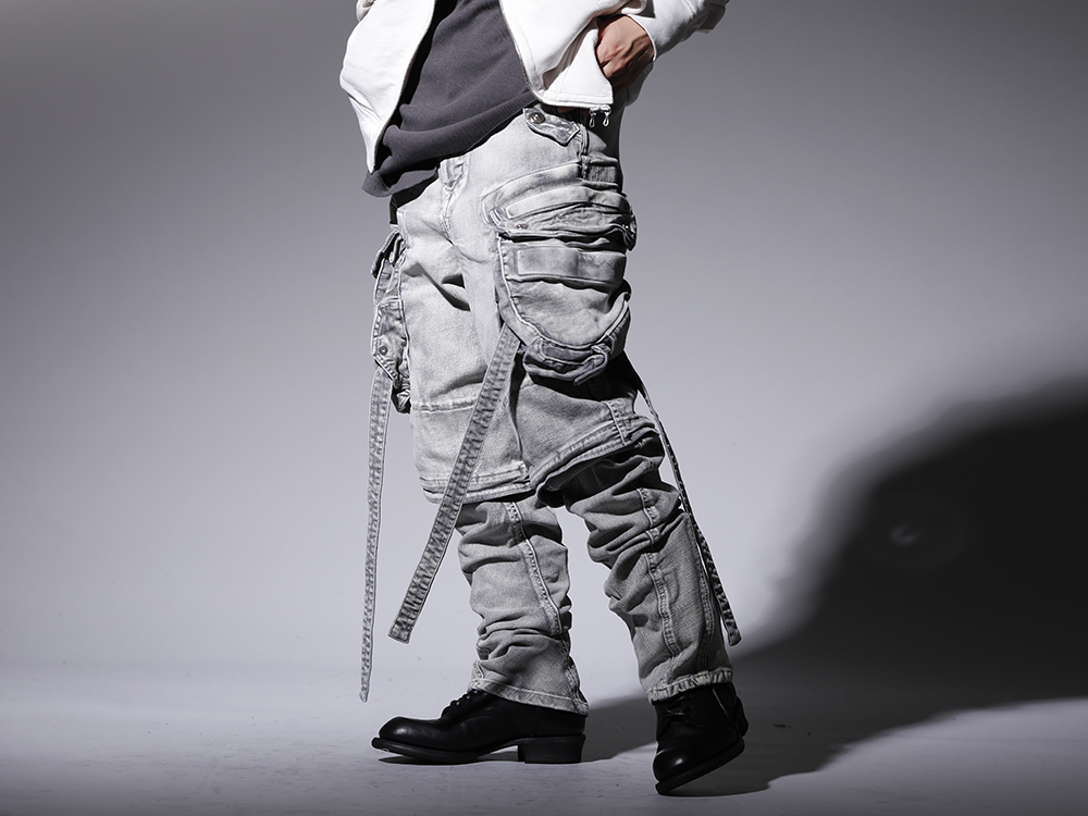 JULIUS 2022-23AW - Gas mask pants with a wide silhouette that make an impact - 799PAM24-PL(10.5oz Stretch Denim Gas Mask Wide Pants Plaster) 799FWM5(Cow Leather Lace Up Long Boots) - 3-002