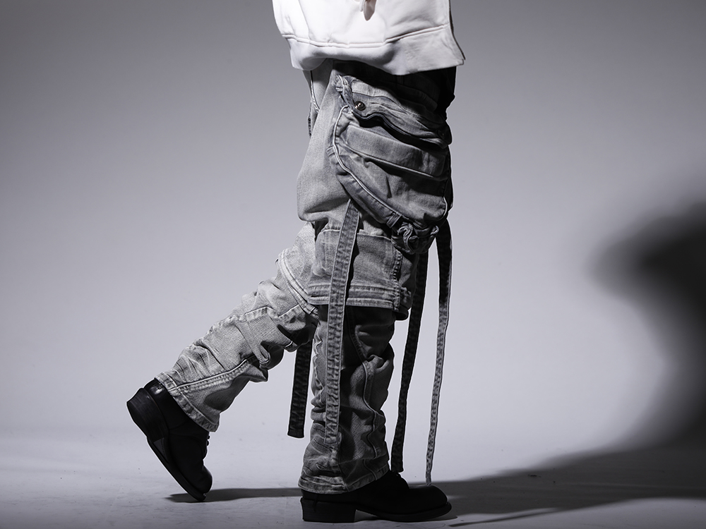 JULIUS 2022-23AW - Gas mask pants with a wide silhouette that make an impact - 799PAM24-PL(10.5oz Stretch Denim Gas Mask Wide Pants Plaster) 799FWM5(Cow Leather Lace Up Long Boots) - 3-003