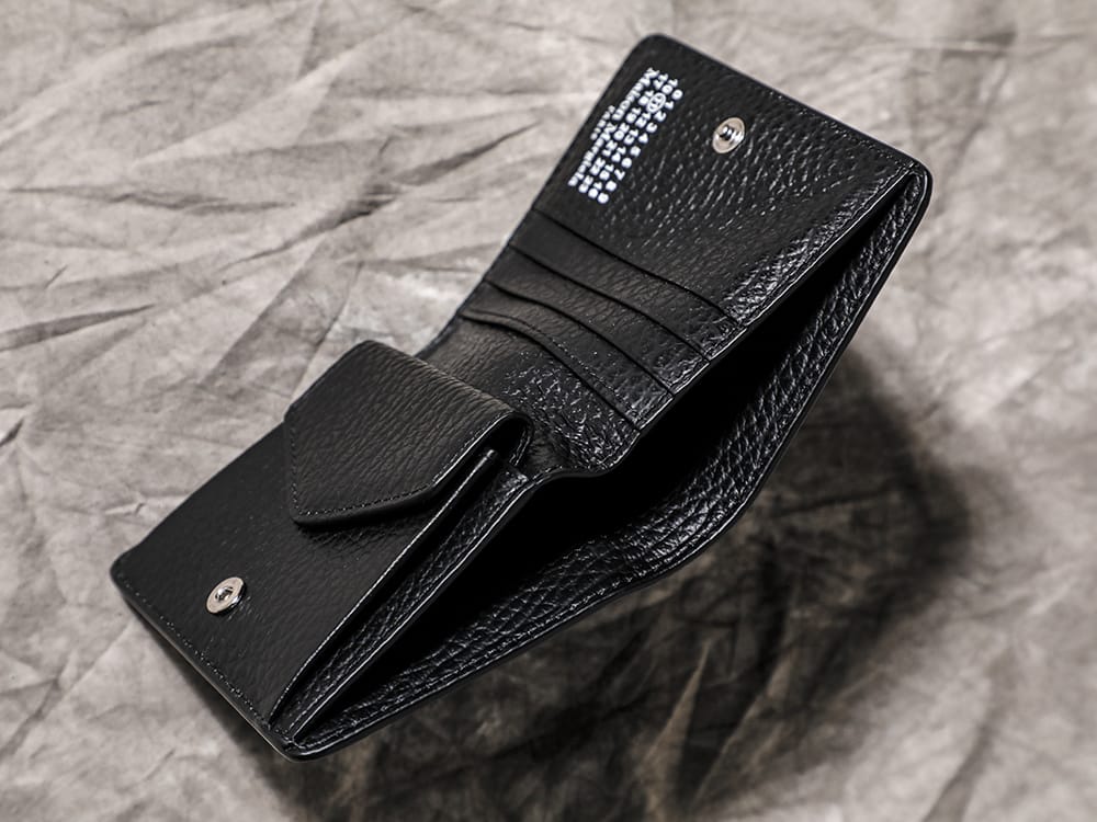 Maison Margiela - メゾン マルジェラ 2022-23AW 収納＆使い勝手も抜群な2つ折りウォレット「コンパクト ビ フォールド」！  - S56UI0140 コンパクト ビ フォールド 2-003