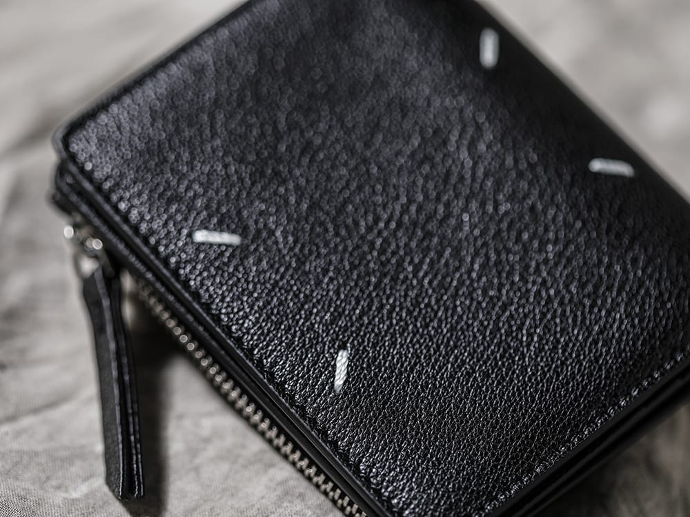 Maison Margiela - メゾン マルジェラ 2022-23AW マルジェラ独自のフラップデザインを採用した「スモール フリップ フラップ ウォレット」！ - SA1UI0009 スモール フリップ フラップ ウォレット 3-002