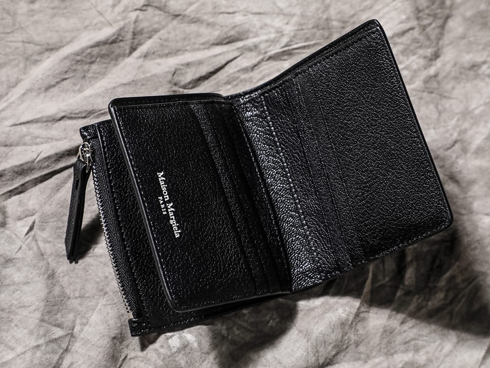 Maison Margiela - メゾン マルジェラ 2022-23AW マルジェラ独自のフラップデザインを採用した「スモール フリップ フラップ ウォレット」！ - SA1UI0009 スモール フリップ フラップ ウォレット 3-003