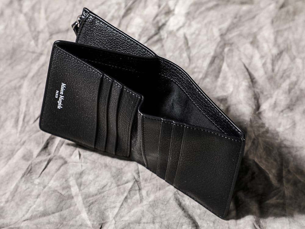 Maison Margiela - メゾン マルジェラ 2022-23AW マルジェラ独自のフラップデザインを採用した「スモール フリップ フラップ ウォレット」！ - SA1UI0009 スモール フリップ フラップ ウォレット 3-004