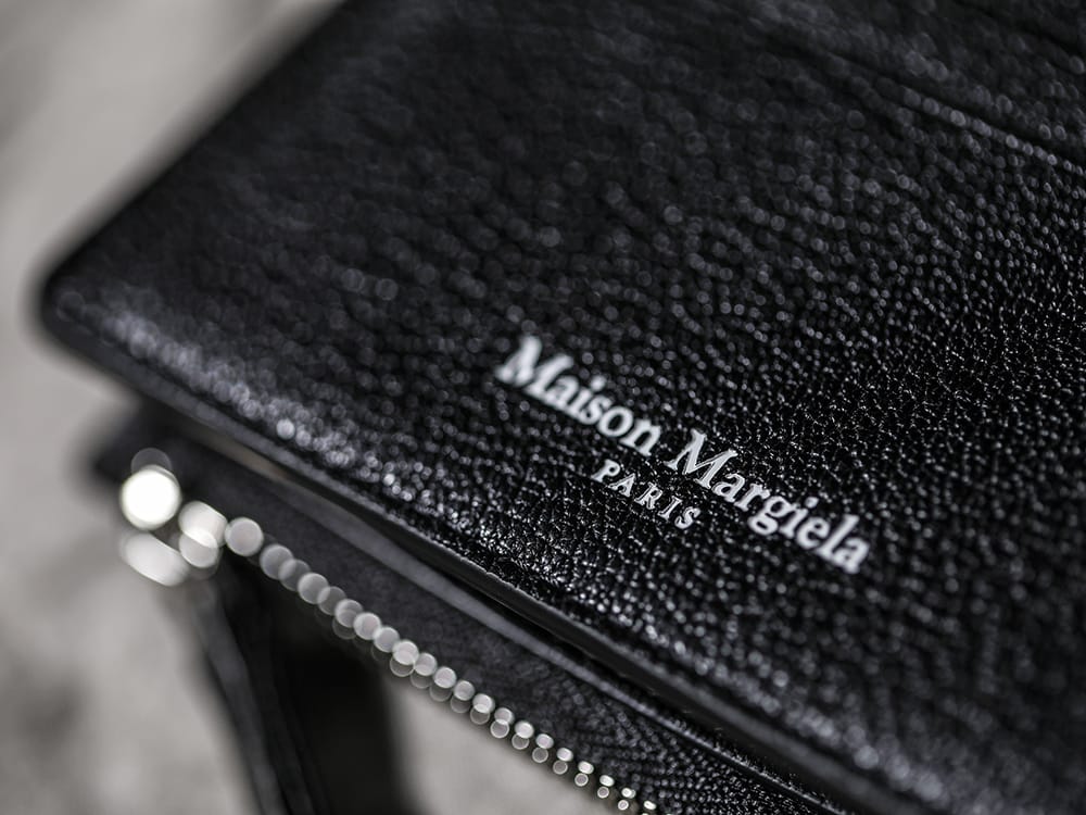 Maison Margiela - メゾン マルジェラ 2022-23AW マルジェラ独自のフラップデザインを採用した「スモール フリップ フラップ ウォレット」！ - SA1UI0009 スモール フリップ フラップ ウォレット 3-005