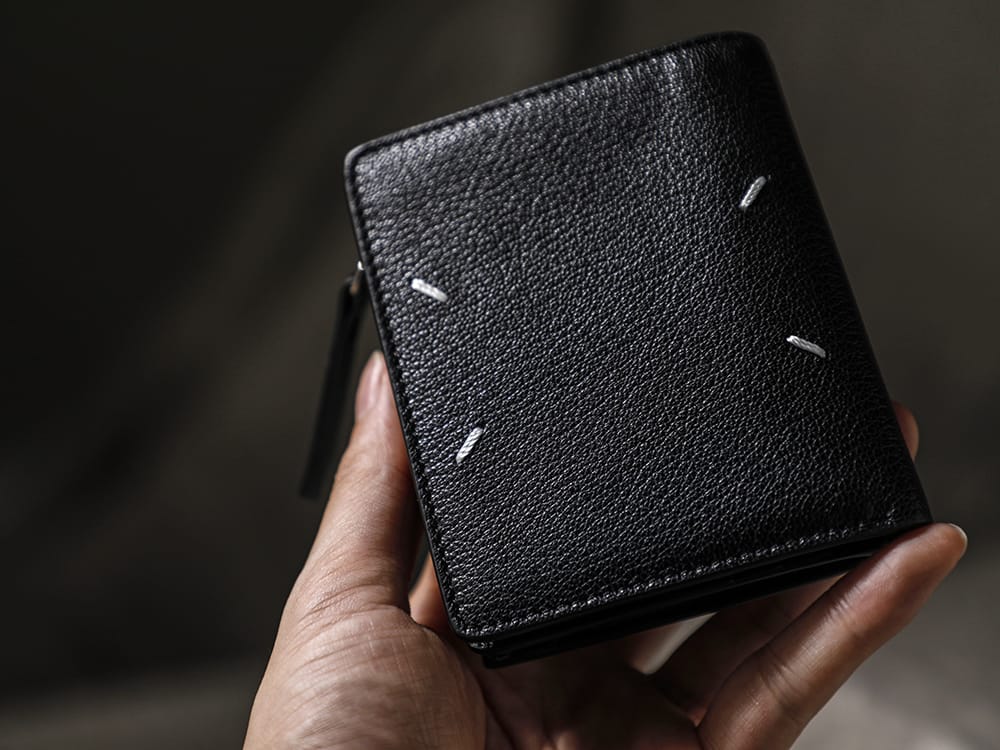 Maison Margiela - メゾン マルジェラ 2022-23AW マルジェラ独自のフラップデザインを採用した「スモール フリップ フラップ ウォレット」！ - SA1UI0009 スモール フリップ フラップ ウォレット 3-006