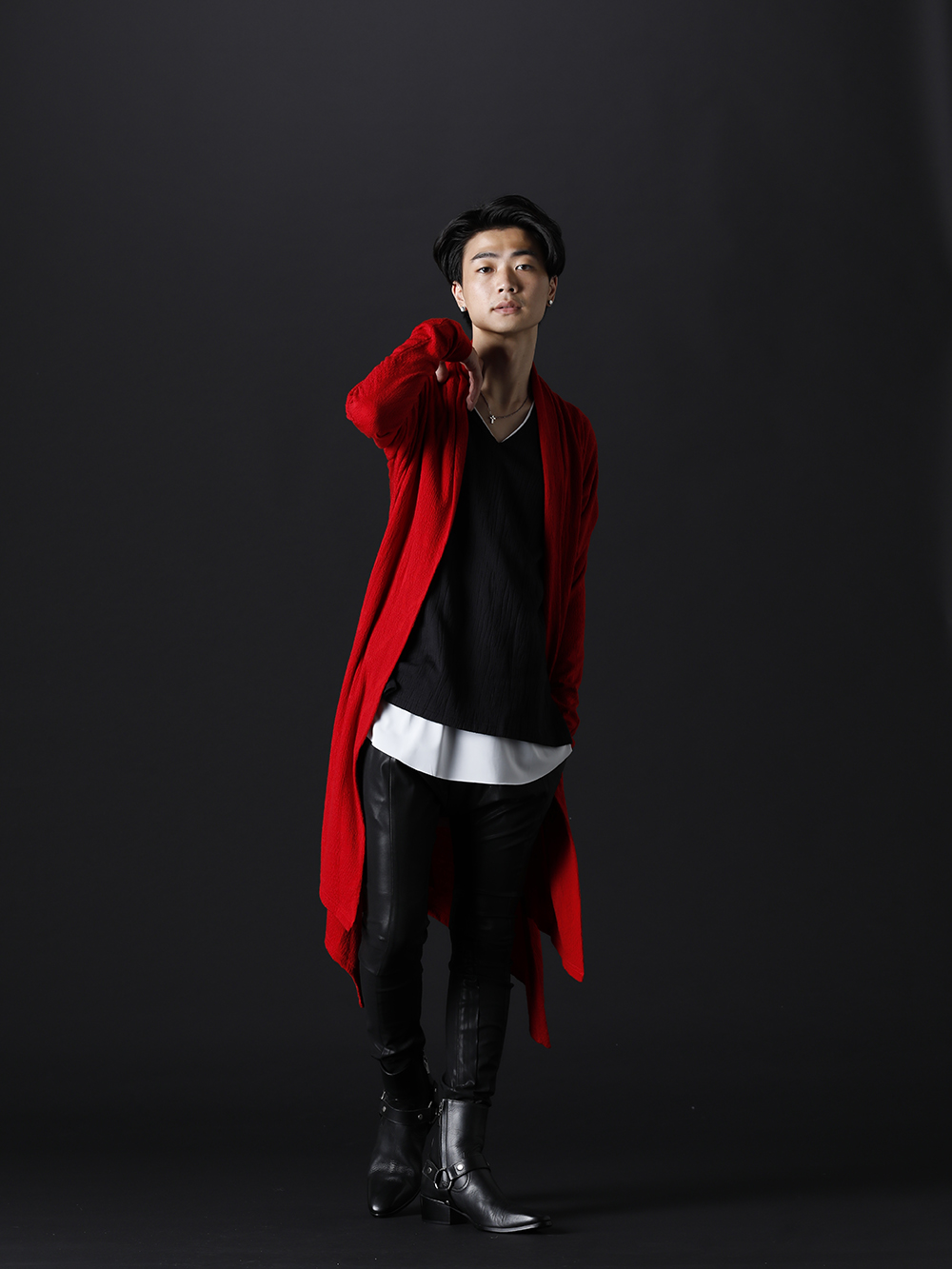 キリュウキリュウ / ガラアーベント 2022-23AW スタイリング レッドカラーでフレアシルエットのカーディガンをメインにしたブランドらしさを感じるエレガンスでロックな雰囲気漂うスタイリング - スリムでエレガントなスタイルにレッドカラーでインパクトを - KO-HT25-057(パイソンジャカードジャージー ドルマン フレアカーディガン) KO-HT33-055-black-white(レースジャカードジャージー レイヤードTシャツ ブラック&ホワイト) KN-HP22-007(サルエル カーヴ ボンテージ パンツ) KN-UAC95-01STN-silver(クロスチョーカー ネックレス ver.1 シルバー) 87115902(ハーネスリング ブーツ) - 1-001