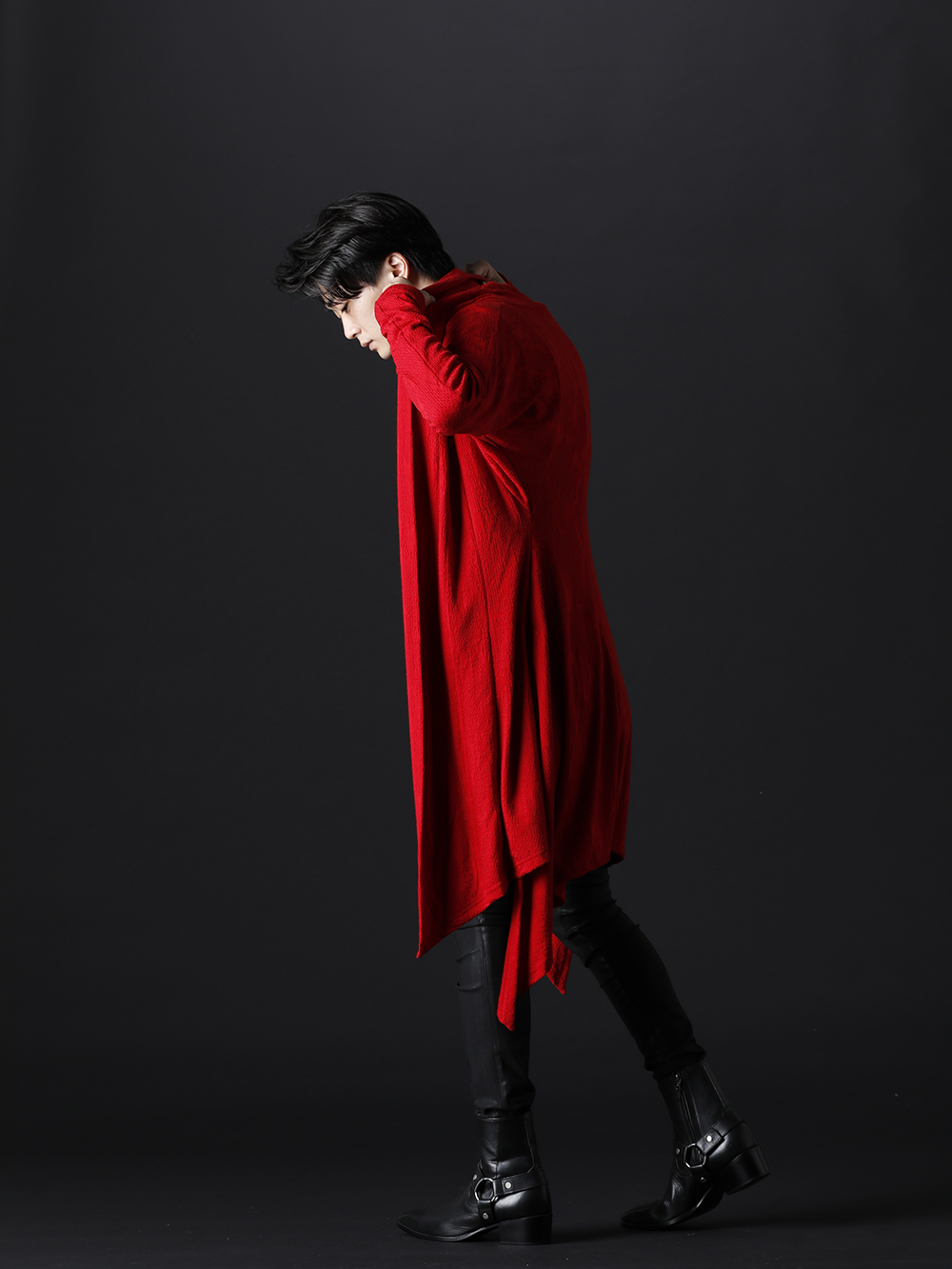 キリュウキリュウ / ガラアーベント 2022-23AW - スリムでエレガントなスタイルにレッドカラーでインパクトを - KO-HT25-057(パイソンジャカードジャージー ドルマン フレアカーディガン) KO-HT33-055-black-white(レースジャカードジャージー レイヤードTシャツ ブラック&ホワイト) KN-HP22-007(サルエル カーヴ ボンテージ パンツ) KN-UAC95-01STN-silver(クロスチョーカー ネックレス ver.1 シルバー) 87115902(ハーネスリング ブーツ) - 1-002