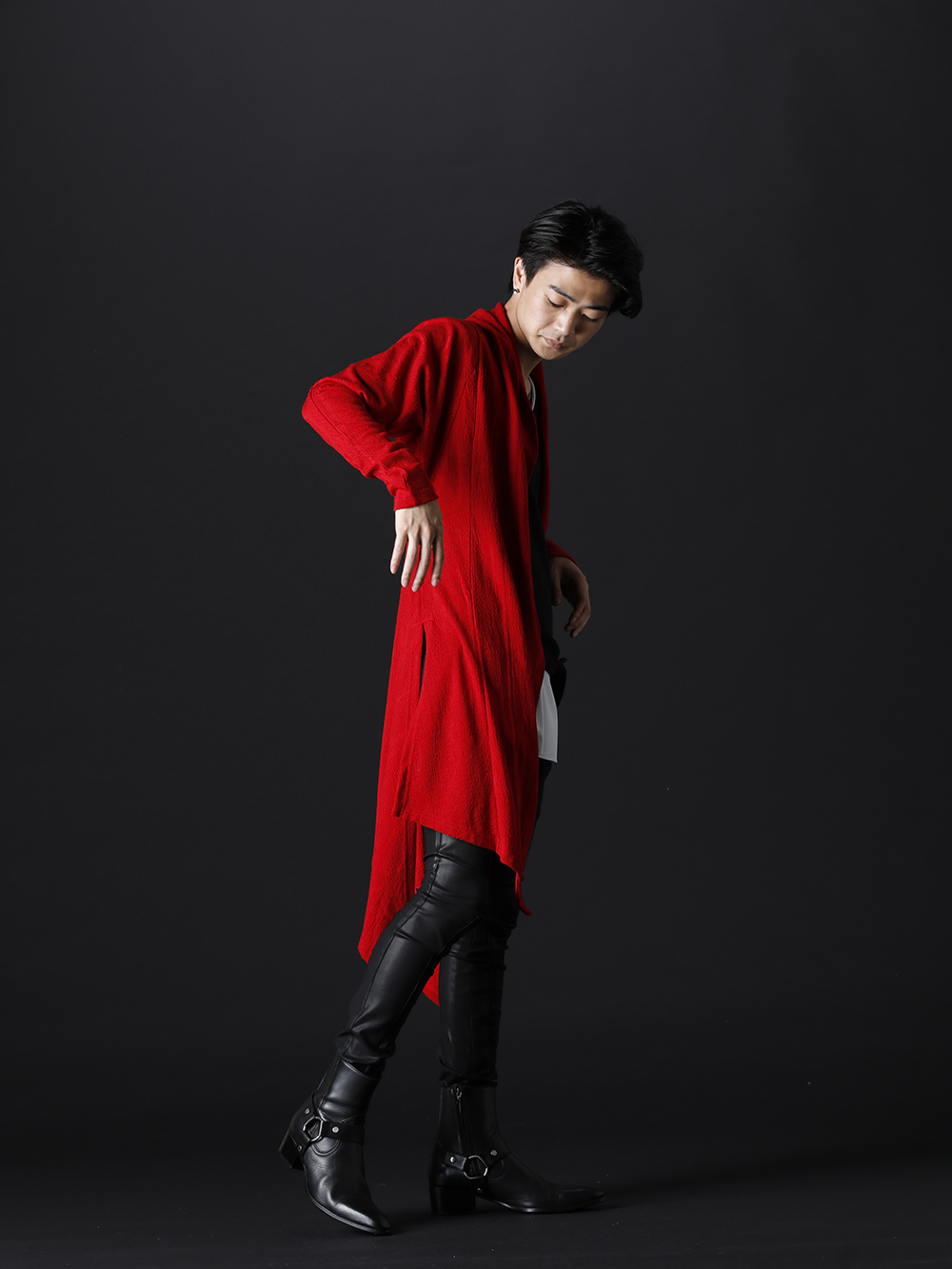 キリュウキリュウ / ガラアーベント 2022-23AW - スリムでエレガントなスタイルにレッドカラーでインパクトを - KO-HT25-057(パイソンジャカードジャージー ドルマン フレアカーディガン) KO-HT33-055-black-white(レースジャカードジャージー レイヤードTシャツ ブラック&ホワイト) KN-HP22-007(サルエル カーヴ ボンテージ パンツ) KN-UAC95-01STN-silver(クロスチョーカー ネックレス ver.1 シルバー) 87115902(ハーネスリング ブーツ) - 1-003