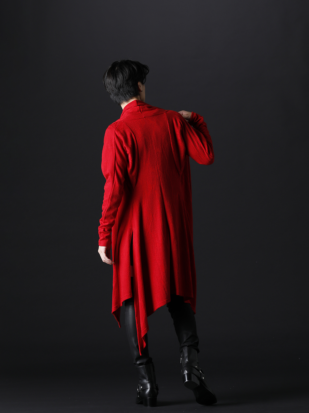 キリュウキリュウ / ガラアーベント 2022-23AW - スリムでエレガントなスタイルにレッドカラーでインパクトを - KO-HT25-057(パイソンジャカードジャージー ドルマン フレアカーディガン) KO-HT33-055-black-white(レースジャカードジャージー レイヤードTシャツ ブラック&ホワイト) KN-HP22-007(サルエル カーヴ ボンテージ パンツ) KN-UAC95-01STN-silver(クロスチョーカー ネックレス ver.1 シルバー) 87115902(ハーネスリング ブーツ) - 1-004