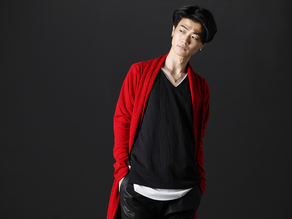 キリュウキリュウ 2022-23AW - ブランドが得意とするエレガンスさを演出する迫力あるカーディガン - KO-HT25-057(パイソンジャカードジャージー ドルマン フレアカーディガン) KO-HT33-055-black-white(レースジャカードジャージー レイヤードTシャツ ブラック&ホワイト) KN-UAC95-01STN-silver(クロスチョーカー ネックレス ver.1 シルバー) - 2-001