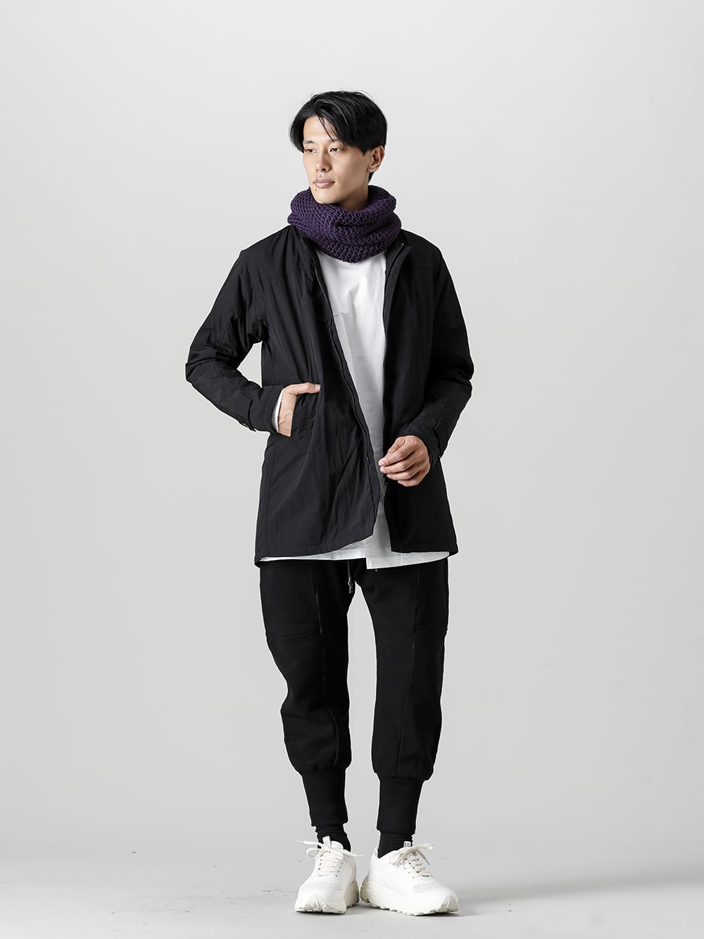 RIPVANWINKLE - リップヴァンウィンクル - 2022-23AW - スタイリング - モノトーンでまとめた無駄のないシンプルなスタイリング - RIPVANWINKLE アノラックシャツコート サンコアスタイル -RB-435 - アノラック シャツコート ブラック - RB-402 - クロスジャージー L/S ホワイト - RB-431 - ソリッド ジャージー ディープブラック 1-001