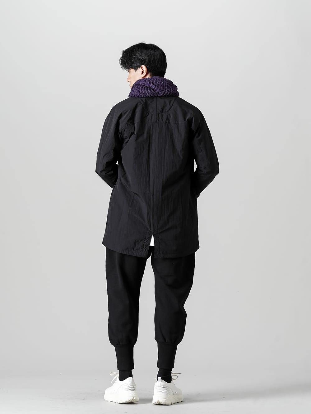 RIPVANWINKLE - リップヴァンウィンクル - 2022-23AW - スタイリング - モノトーンでまとめた無駄のないシンプルなスタイリング - RB-435 - アノラック シャツコート ブラック - RB-402 - クロスジャージー L/S ホワイト - RB-431 - ソリッド ジャージー ディープブラック 1-003