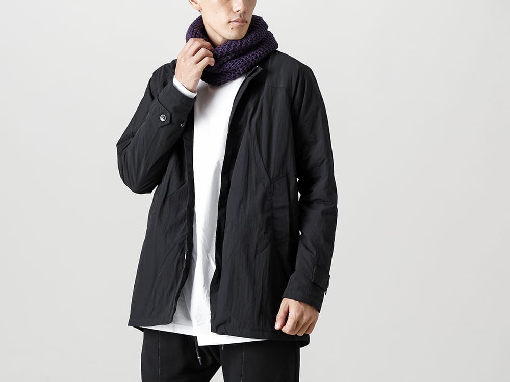 RIPVANWINKLE - リップヴァンウィンクル - 2022-23AW - ノーカラーのアウターと相性良いスヌードセーター - タフタ特有の微光沢感があるジェットタフタを使用したアノラックシャツコート。 - RB-435 - アノラック シャツコート ブラック - RB-402 - クロスジャージー L/S ホワイト - RB-442 - スヌードセーター アメシスト - 2-001