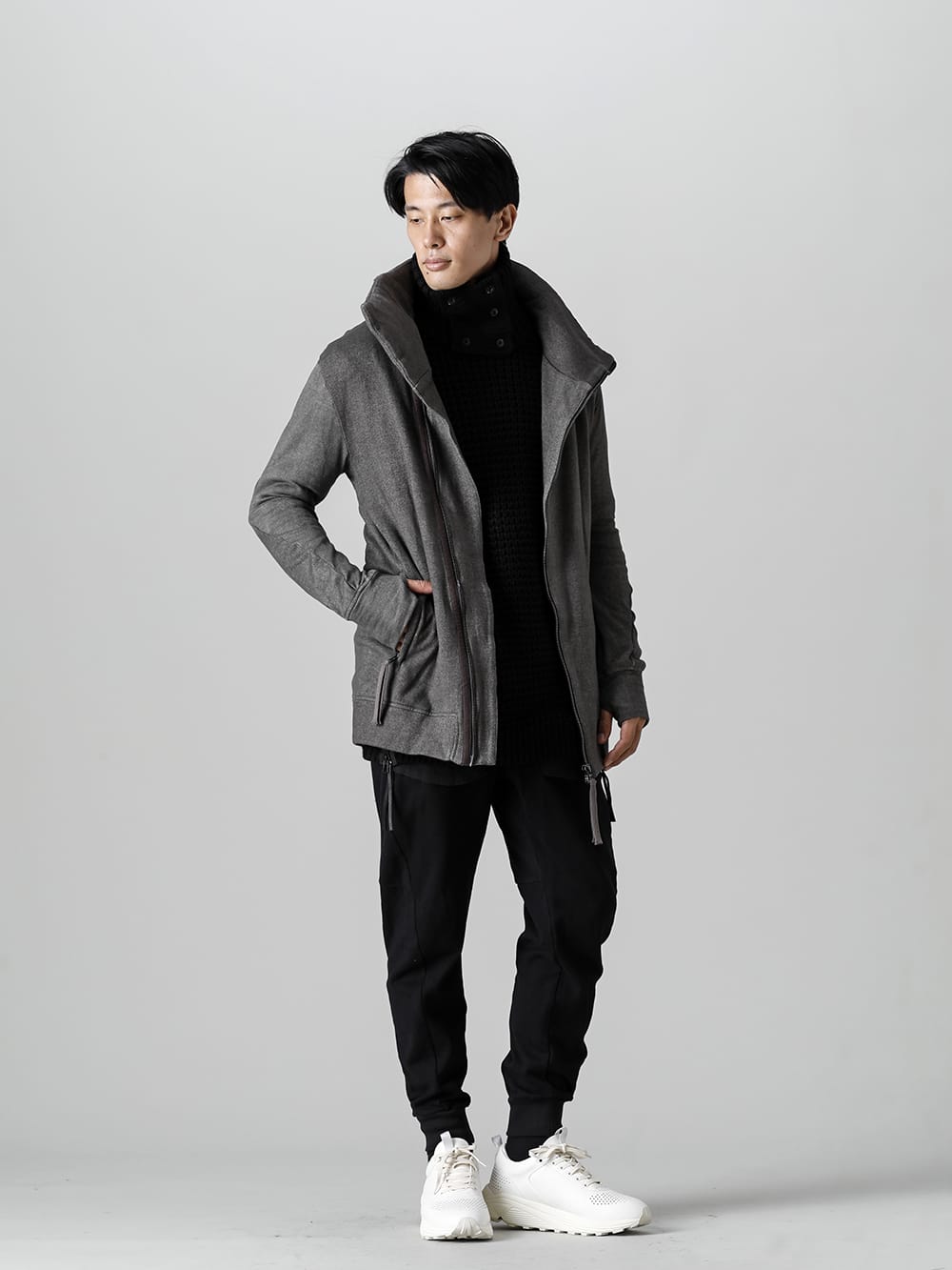 D.HYGEN - ディーハイゲン 22-23AW スタイリング - ハイネックジャケット セータースタイル 通常の撚られた糸よりとても軽いハイネックジャケット - ST101-0322A-Untwisted Fleece-Lined Zip-up High-Neck Jacket Dust - RB-428-Deck Sweater - ST107-1022A-Untwisted Fleece-Lined Tapered Cropped Pants Black