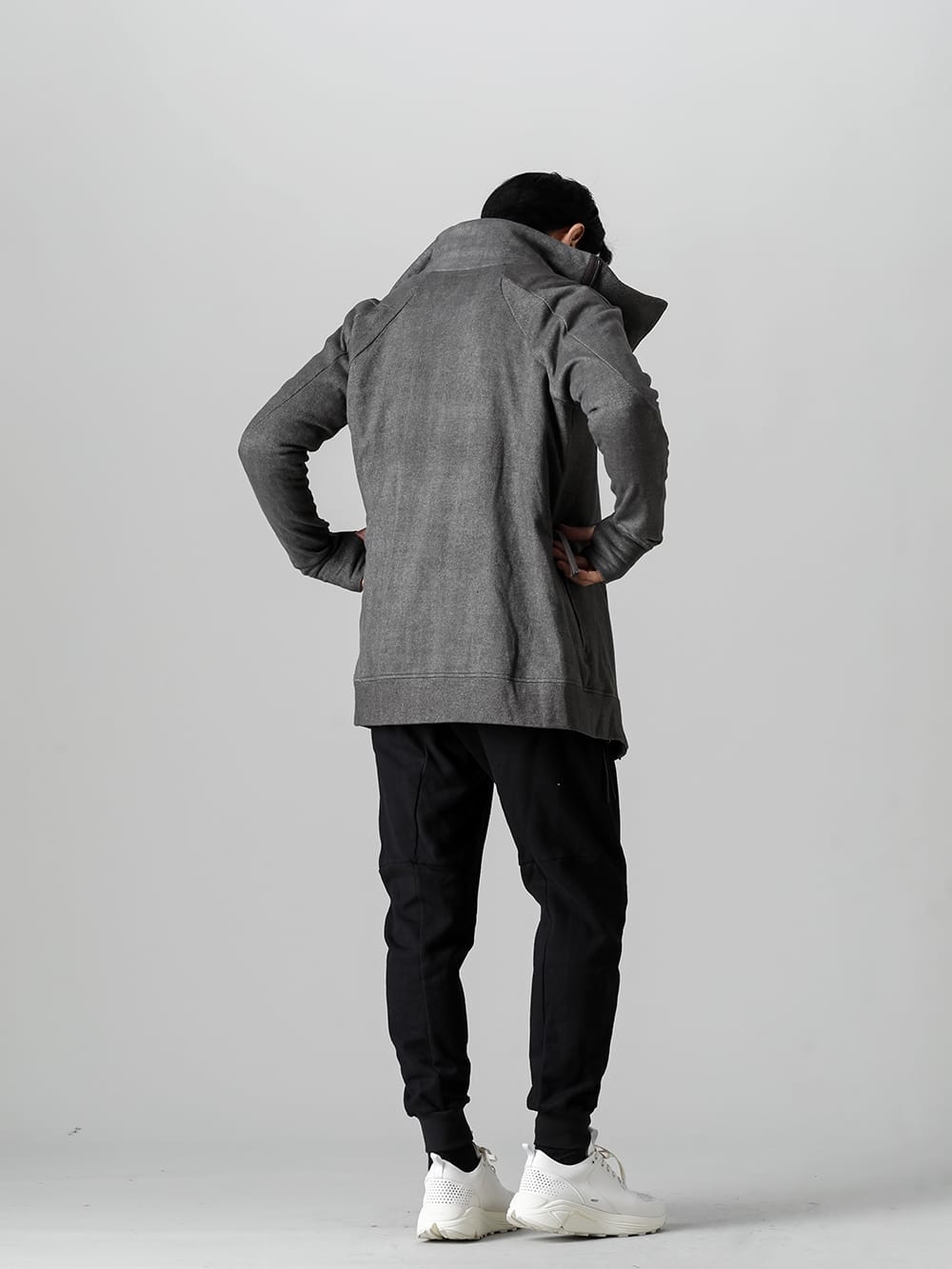 D.HYGEN - ディーハイゲン 22-23AW スタイリング 通常の撚られた糸よりとても軽いハイネックジャケット - ST101-0322A-Untwisted Fleece-Lined Zip-up High-Neck Jacket Dust - ST107-1022A-Untwisted Fleece-Lined Tapered Cropped Pants Black - SCV186C016-Night Run light Ivory 1-002