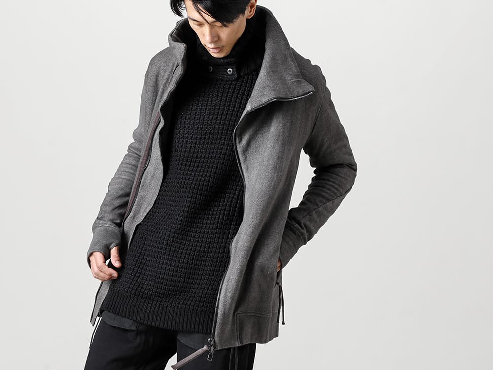 D.HYGEN - ディーハイゲン 22-23AW 今治タオルを生産する愛媛で製作した、糸が撚られていない無撚糸で編み、起毛をかけて柔らかく仕上げたコットン裏毛生地。着脱可能な衿パーツを備えたデッキセーターをインナーにセレクト -  ST101-0322A-Untwisted Fleece-Lined Zip-up High-Neck Jacket Dust - RB-428-Deck Sweater