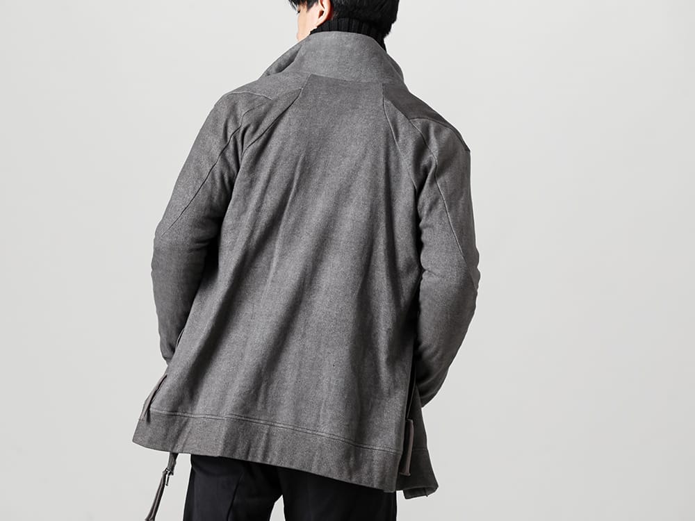 D.HYGEN - ディーハイゲン 22-23AW 着脱可能な衿パーツを備えたデッキセーターをインナーにセレクト  - ST101-0322A-Untwisted Fleece-Lined Zip-up High-Neck Jacket Dust 2-003