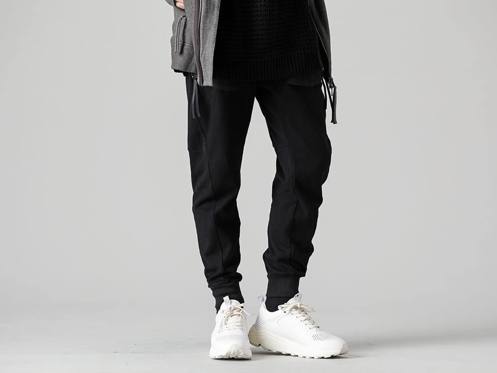 D.HYGEN - ディーハイゲン 22-23AW スタイリング - 糸がストレスフリーの状態なので非常に柔らかい質感で編みあげられています。 ハイネックジャケットと同素材のクロップドパンツ ST107-1022A-Untwisted Fleece-Lined Tapered Cropped Pants Black - SCV186C016-Night Run light Ivory - ST101-0322A-Untwisted Fleece-Lined Zip-up High-Neck Jacket Dust 3-001