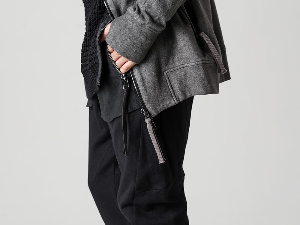 D.HYGEN - ディーハイゲン 22-23AW ハイネックジャケットと同素材のクロップドパンツ - T107-1022A-Untwisted Fleece-Lined Tapered Cropped Pants Black - ST101-0322A-Untwisted Fleece-Lined Zip-up High-Neck Jacket Dust 3-003