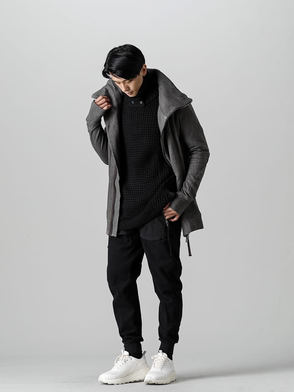 D.HYGEN - ディーハイゲン 22-23AW ハイネックジャケットと同素材のクロップドパンツ - ST101-0322A-Untwisted Fleece-Lined Zip-up High-Neck Jacket Dust - RB-428-Deck Sweater - ST107-1022A-Untwisted Fleece-Lined Tapered Cropped Pants Black  4-001