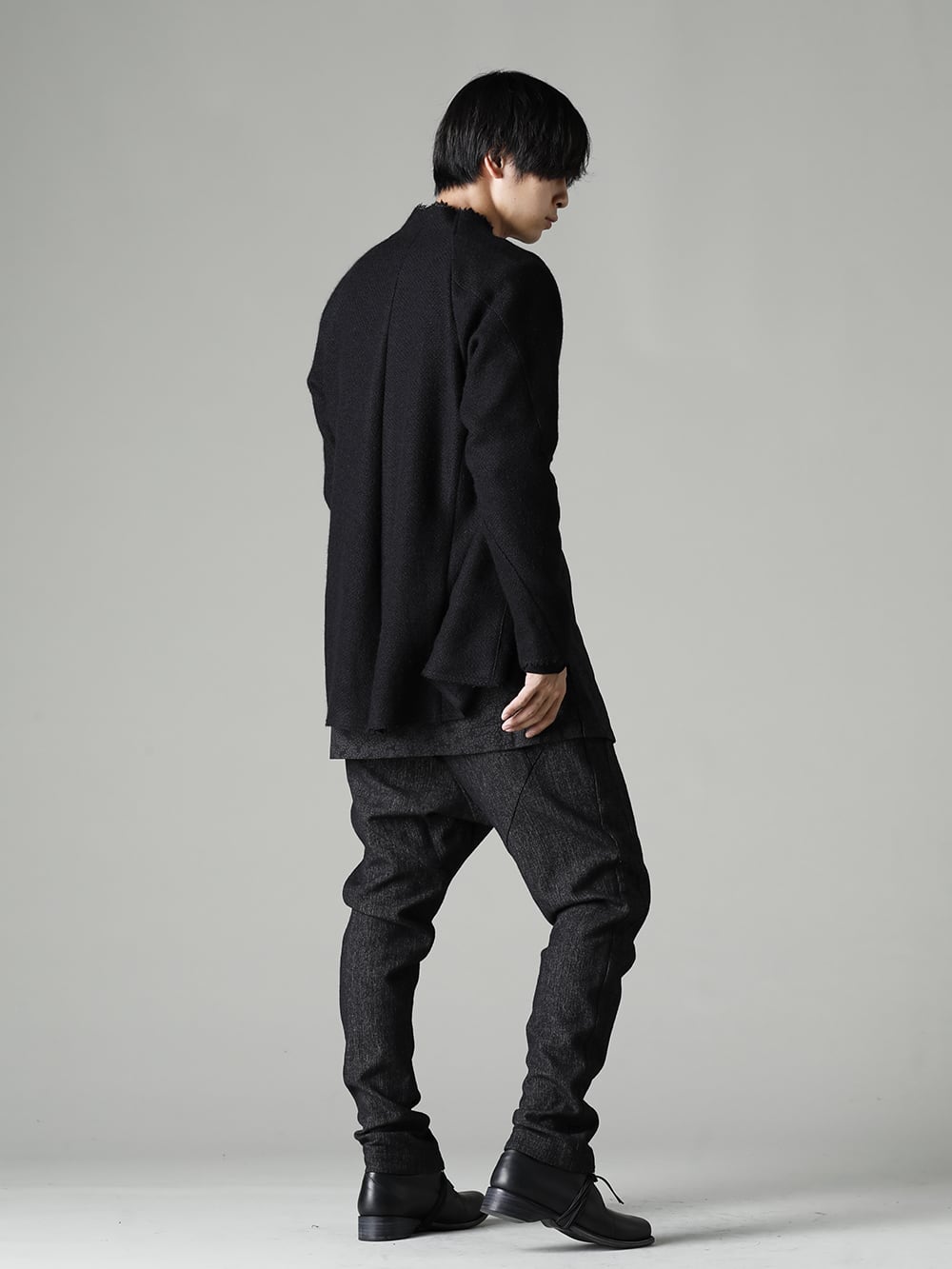 DEVOA(デヴォア) 22-23AW(秋冬) スタイリング - 柄シャツを合わせて。 JKN-MCG カーディガン カシゴラ UM1522 タマーリ トップ PTN-SHE イージー パンツ シェトランド ウール / リネン FW-CTN レザー シューズ GUIDI カーフ 3-005