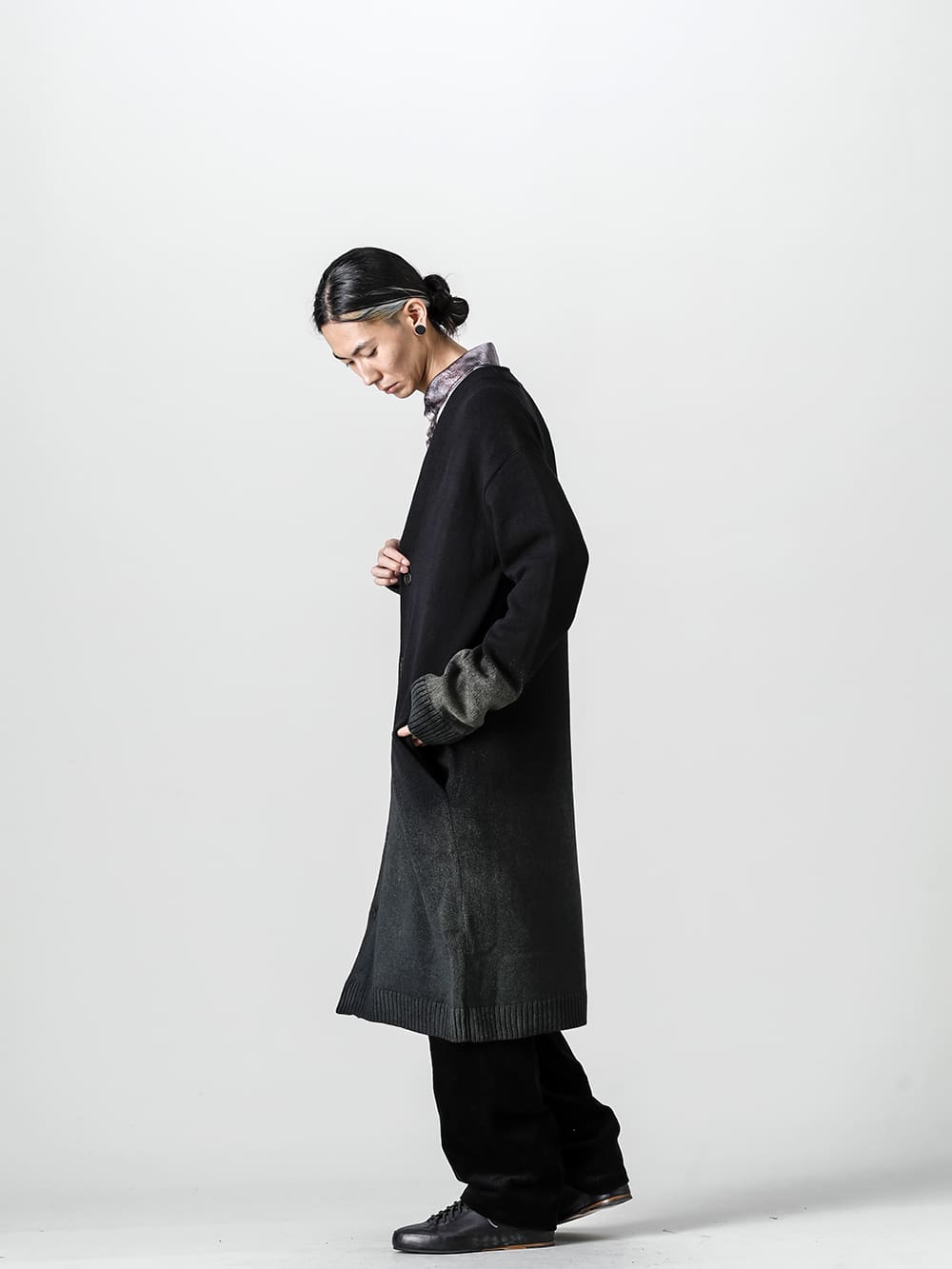 Yohji Yamamoto 22-23AW Styling Autumn style with V-neck cardigans recommended in real time - HE-K75-193-long cardigan - HE-B51-403-Detachable button-down blouse - HE-P25-014-side hidden pocket corduroy trousers - Handsewn-Classic-Lo-Handsewn Classic Low 1-001