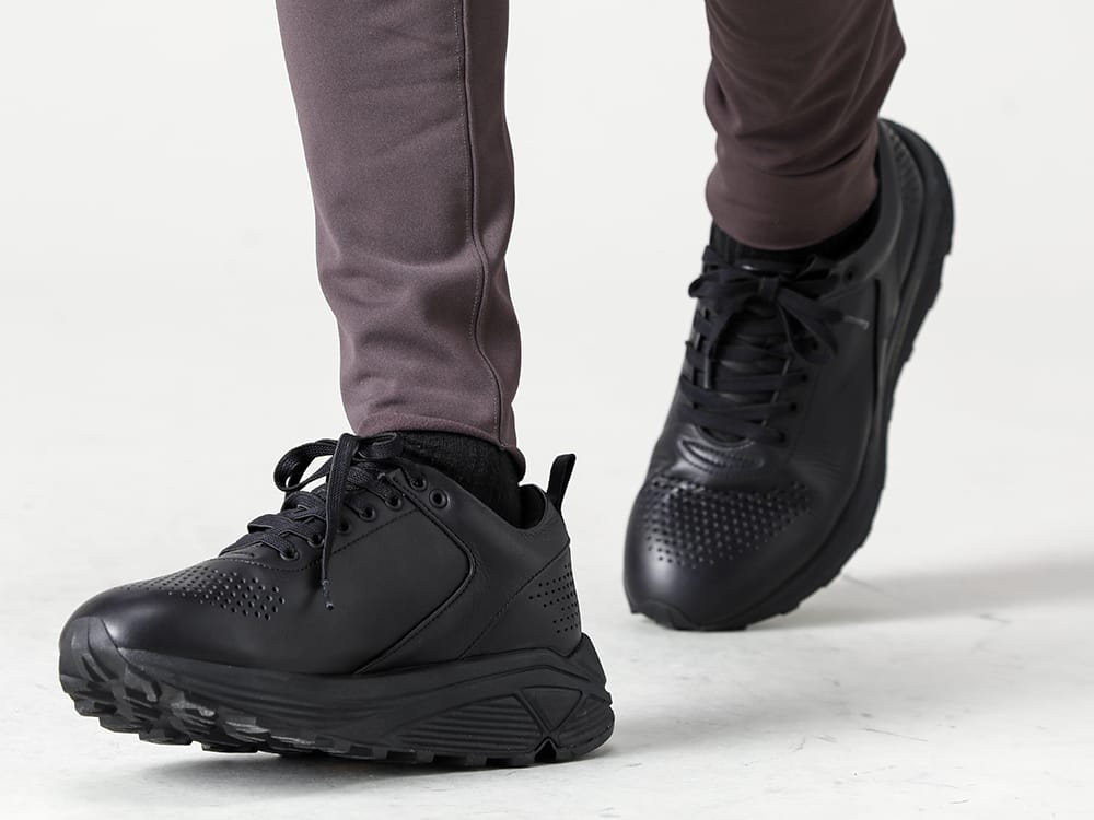 SUNCORE 2022-23AW SUNCORE leather sneakers that go well with leggings - 光の反射を利用して自分の身を守れるリフレクターを無数の穴の下に搭載し、どの方向からも確認できるようデザインに落とし込んだシューズ。 - CS-2511 Military Short Pants Black - RB-440 Heat Effect Leggings Selenium Gray - SCV186C016 Night Run light Black 3-004