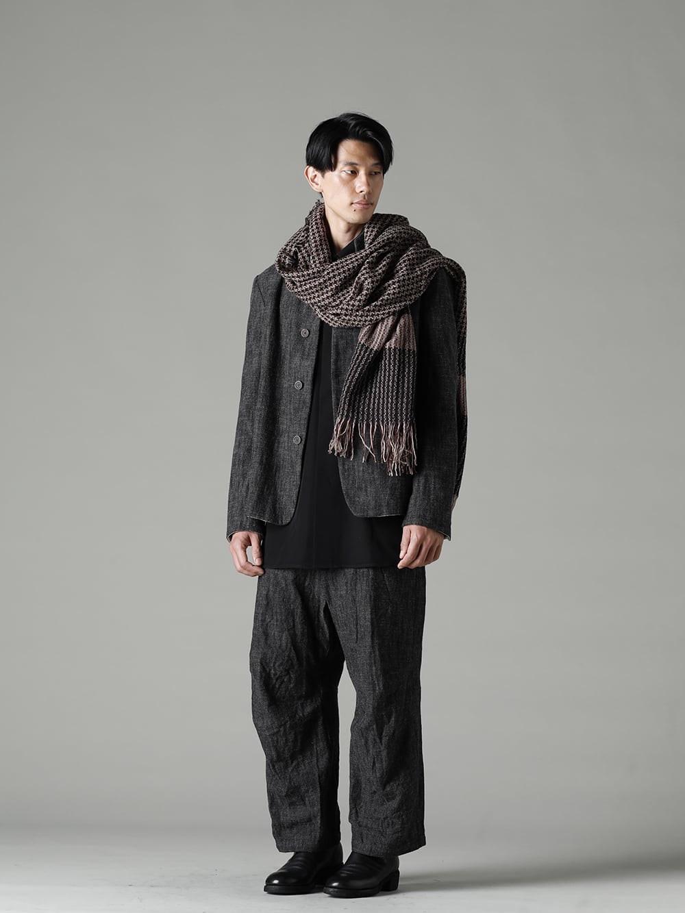 forme d'expression(フォームデエクスプレッション) 22-23AW(秋冬) スタイリング セットアップでブランドらしさを感じる - UG061-354G ショート ジャケット UP026-354G バギー 5 ポケット パンツ HS007-FGGB リラックス アウター シャツ 788Z_H バックジップブーツ ダブルソール - ホース フルグレイン レザー HX100-PLLW パル スカーフ 1-004