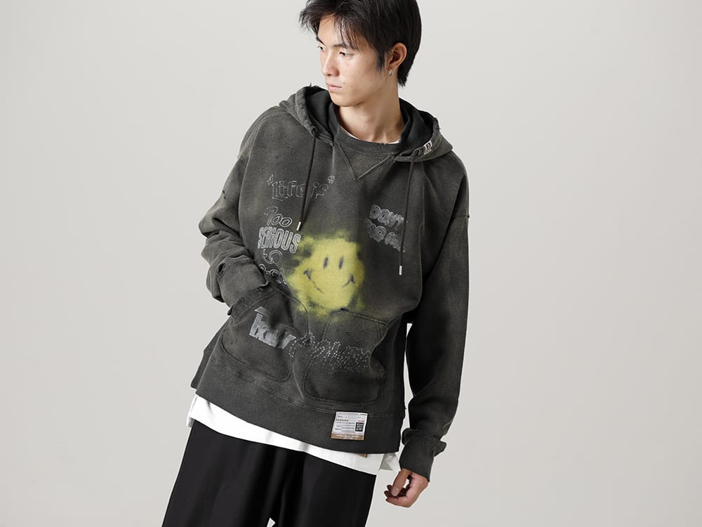 Maison MIHARAYASUHIRO 2022-23AW Oversized hoodie with playful print on the front and back. MIHARAYASUHIRO's playful printed hoodie! -  A09HD551 Distressed Hoodie Balck - A09TS701 SELF CULTURE Print
New sole -WAYNE Low- leather Low-top sneakers Tee White
