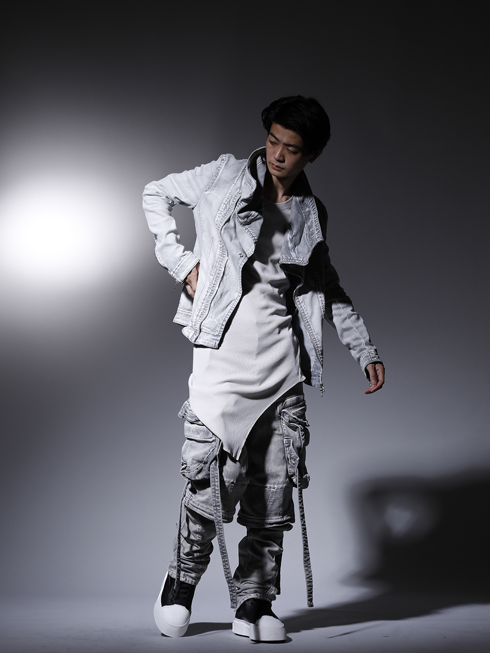 ユリウス 2022-23AW - 退廃的でミリタリーな雰囲気漂うスタイル - 799BLM22-PL(10.5oz ストレッチデニム カバードネック ジャケット) 799CUM25-Plaster(リブ アシンメトリーカットソー プラスター) 799PAM24-PL(10.5oz ストレッチデニム ガスマスク ワイドパンツ プラスター) 797FWM2-L-Black-White(カウレザー レースアップ スニーカー ブラック × ホワイト) - 1-001