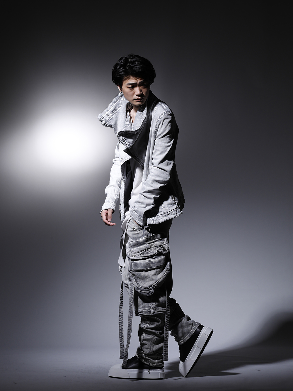ユリウス 2022-23AW スタイリング ブランドで定番カラーで展開されているプラスターカラーをメインに世界観を全面に感じられるガスマスクやカバードネックジャケットを使用した退廃的な雰囲気を演出したミリタリースタイル - 退廃的でミリタリーな雰囲気漂うスタイル - 799BLM22-PL(10.5oz ストレッチデニム カバードネック ジャケット) 799CUM25-Plaster(リブ アシンメトリーカットソー プラスター) 799PAM24-PL(10.5oz ストレッチデニム ガスマスク ワイドパンツ プラスター) 797FWM2-L-Black-White(カウレザー レースアップ スニーカー ブラック × ホワイト) - 1-002
