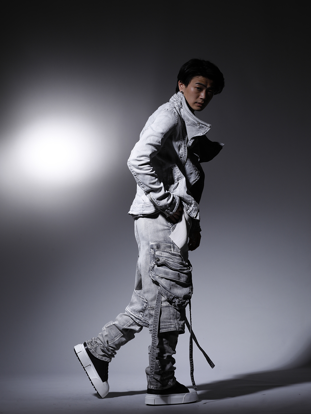 ユリウス 2022-23AW - 退廃的でミリタリーな雰囲気漂うスタイル - 799BLM22-PL(10.5oz ストレッチデニム カバードネック ジャケット) 799CUM25-Plaster(リブ アシンメトリーカットソー プラスター) 799PAM24-PL(10.5oz ストレッチデニム ガスマスク ワイドパンツ プラスター) 797FWM2-L-Black-White(カウレザー レースアップ スニーカー ブラック × ホワイト) - 1-003