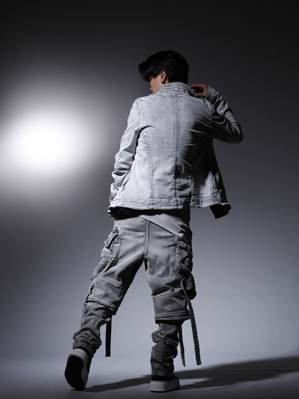 ユリウス 2022-23AW - 退廃的でミリタリーな雰囲気漂うスタイル - 799BLM22-PL(10.5oz ストレッチデニム カバードネック ジャケット) 799CUM25-Plaster(リブ アシンメトリーカットソー プラスター) 799PAM24-PL(10.5oz ストレッチデニム ガスマスク ワイドパンツ プラスター) 797FWM2-L-Black-White(カウレザー レースアップ スニーカー ブラック × ホワイト) - 1-004