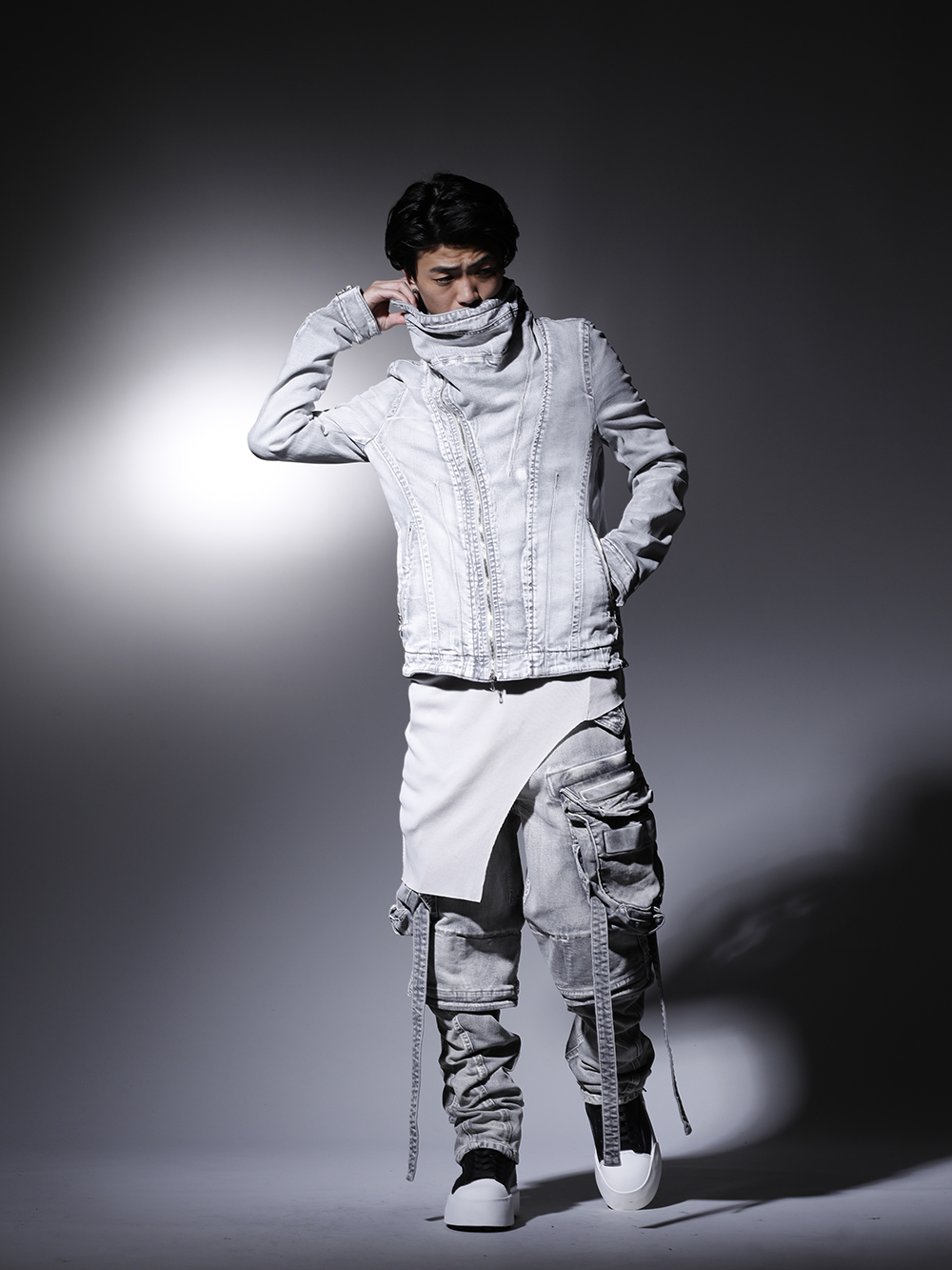 ユリウス 2022-23AW - 退廃的でミリタリーな雰囲気漂うスタイル - 799BLM22-PL(10.5oz ストレッチデニム カバードネック ジャケット) 799CUM25-Plaster(リブ アシンメトリーカットソー プラスター) 799PAM24-PL(10.5oz ストレッチデニム ガスマスク ワイドパンツ プラスター) 797FWM2-L-Black-White(カウレザー レースアップ スニーカー ブラック × ホワイト) - 1-005